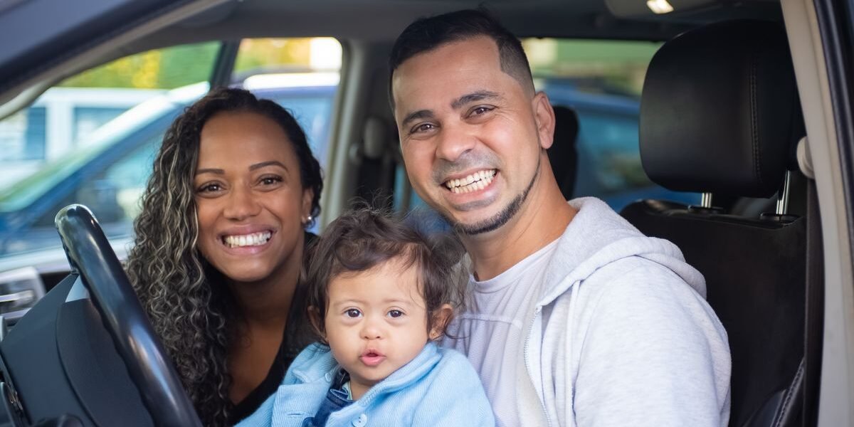 Gezin met baby in de auto, autostoel baby vanaf welke leeftijd