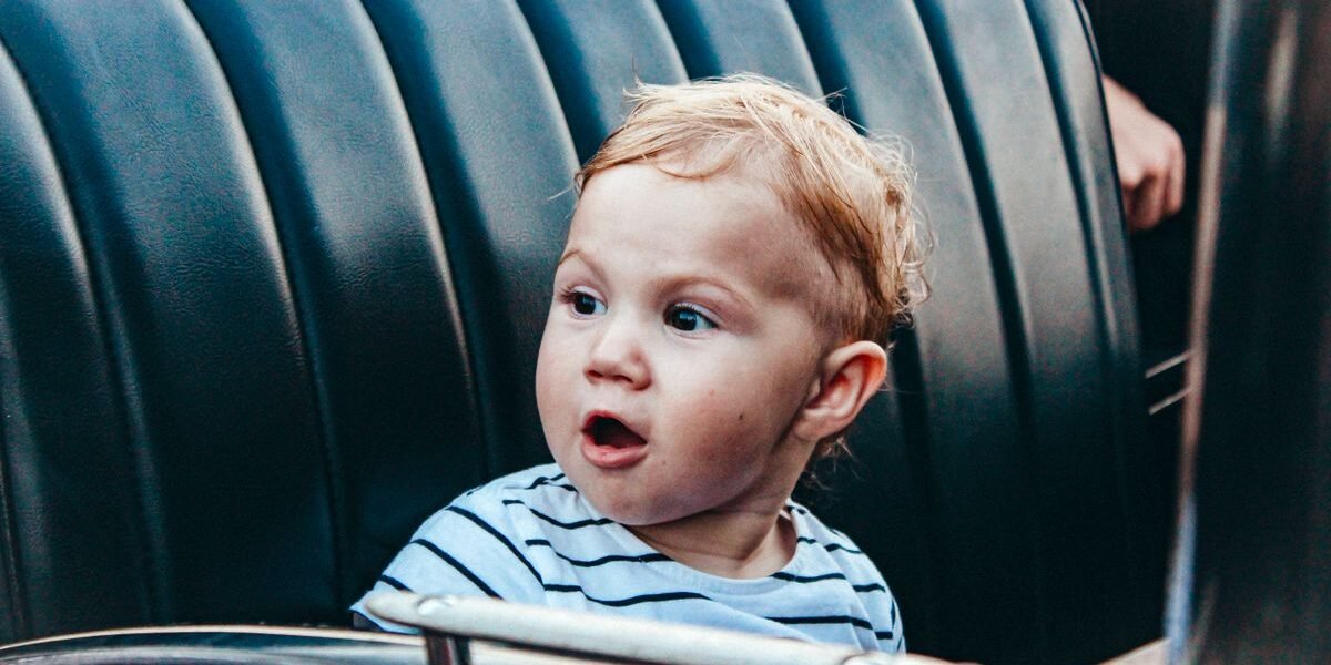 Kind zit vastgeklikt in een autostoel, wetgeving autostoel baby