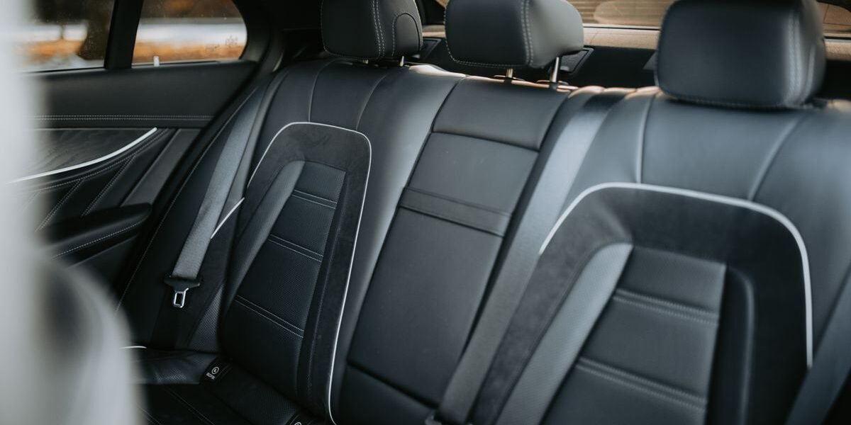 Kinderzitje op de achterbank van een auto, autostoel baby zonder isofix