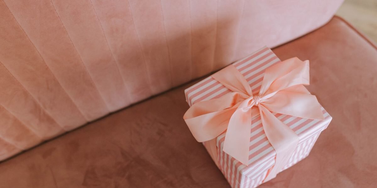 Babykleertjes in een cadeaudoos als idee voor een babyborrel