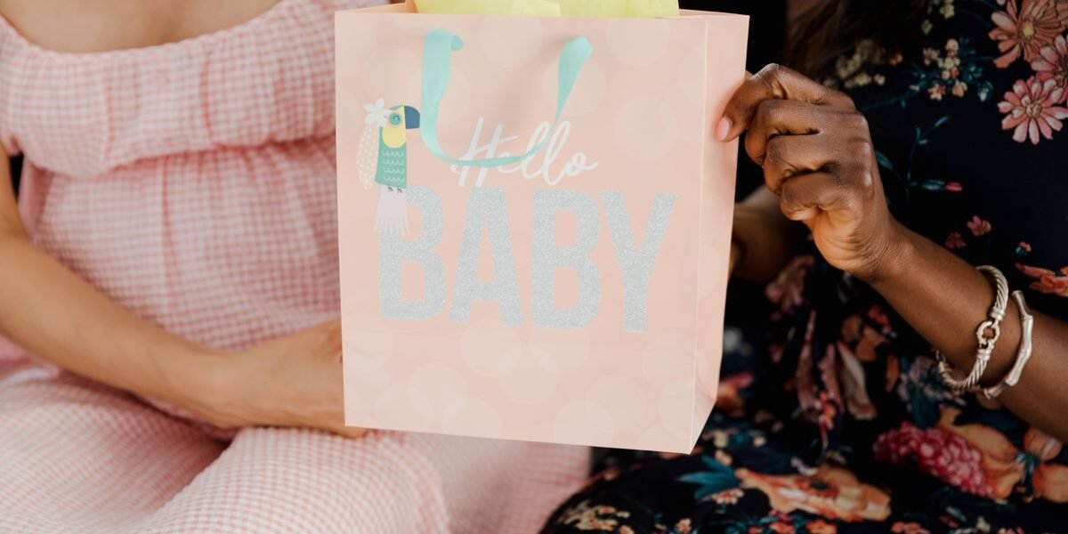 Gast met een ingepakt cadeau, klaar om mee te nemen naar een babyborrel