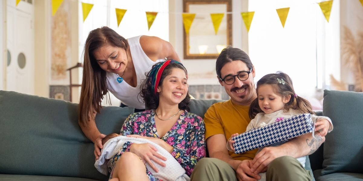 Familie op de bank tijdens een babyborrel op zondagnamiddag