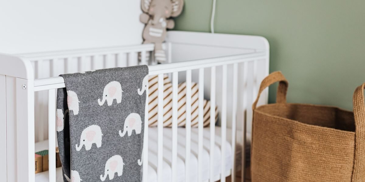 Wit ledikant met olifantdeken: babykamer inrichten en waar je op let