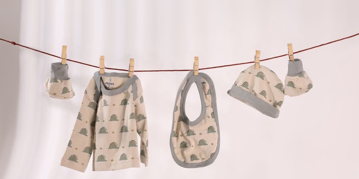 Setje babykleding hangt aan een waslijn na het wassen