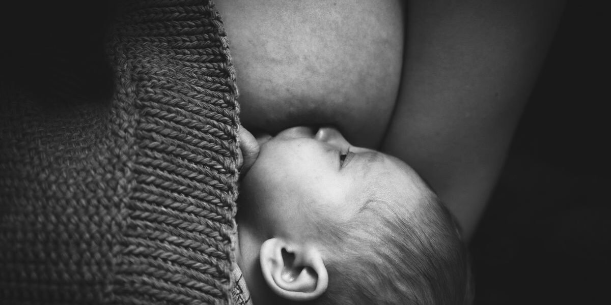 Moeder geeft pasgeboren baby borstvoeding in de eerste dagen