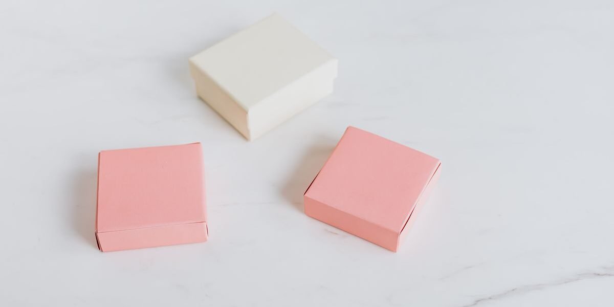 Geschenkdoos met babykleertjes: een kraamcadeau waar je echt wat aan hebt
