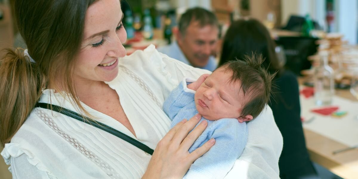 Mama met pasgeboren baby, weken voor de babyborrel