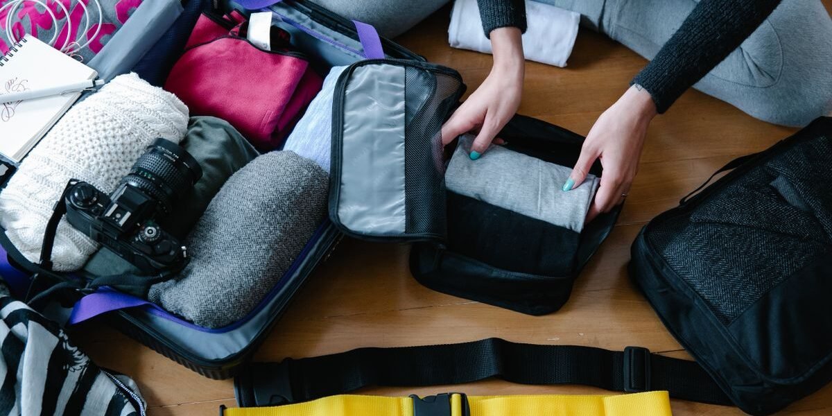 Kleding wordt in een tas gepakt, klaar voor het ziekenhuis